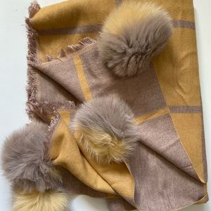 Long scarf with pompom